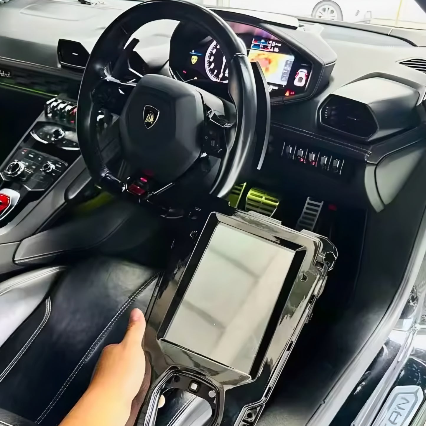 Lamborghini Huracan (LP610-4) Screen Upgrade